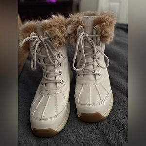 UGG Adirondack Boot Womens size 8 cream color